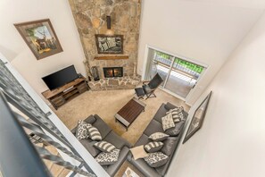 Smart-tv, eldstad och dvd-spelare