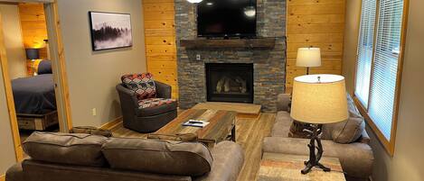 Een smart-tv en een open haard