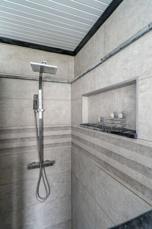 Shower, hair dryer, towels, soap - Gite et maison de vacances familiale la maison jaune à Sainte-Cécile/Florenville (Florenville)