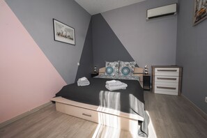 4 bedrooms, iron/ironing board, WiFi, bed sheets