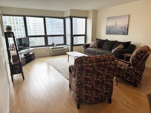 Smart TV, fireplace - Chic 1-bedroom condo in the heart of Chicago, next to Mag Mile (Chicago)