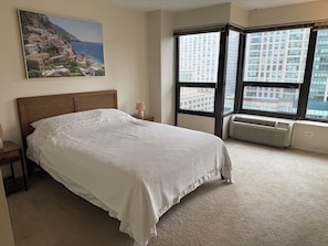 1 bedroom, iron/ironing board, WiFi, bed sheets - Chic 1-bedroom condo in the heart of Chicago, next to Mag Mile (Chicago)
