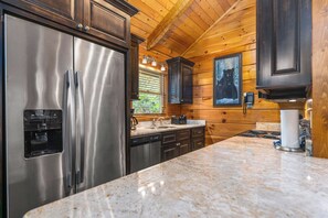 Microwave - Little Bit of Heaven | Secluded + Woodland Haven (Sevierville)