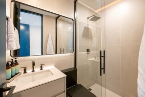 Shower, hair dryer - Digital Nomad Paradise 2BR unit with A/C in Manila (Medellín)