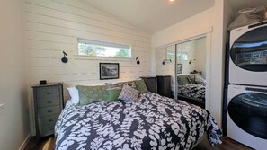 2 bedrooms, iron/ironing board, free WiFi, bed sheets - Salt Water Bungalow, walk the dog to Heceta Beach. (Florence)