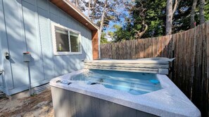 Outdoor spa tub - Salt Water Bungalow, walk the dog to Heceta Beach. (Florence)