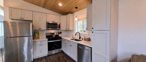 Réfrigérateur, four à micro-ondes, un four, surface de cuisson