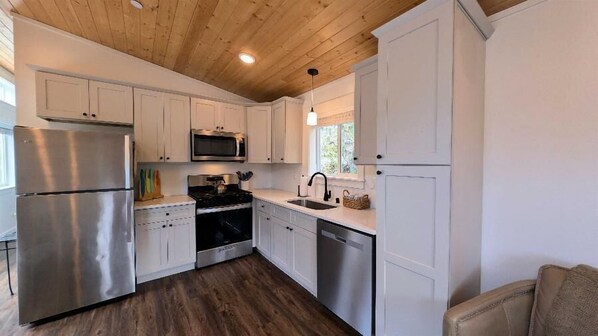 Fridge, microwave, oven, stovetop - Salt Water Bungalow, walk the dog to Heceta Beach. (Florence)