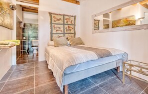 3 bedrooms, iron/ironing board, travel cot