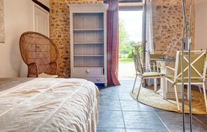 3 chambres, fer et planche à repasser, lit parapluie