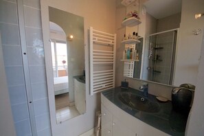Sèche-cheveux, serviettes fournies, papier toilette