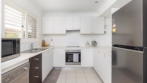 Réfrigérateur, four à micro-ondes, un four, surface de cuisson