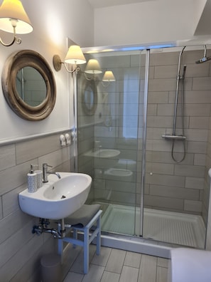 Superior Double Room, City View | Bathroom