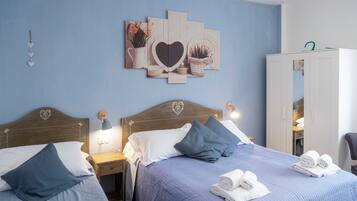 Driepersoonskamer, uitzicht op de stad | Een minibar, een kluis op de kamer, gratis wifi, beddengoed