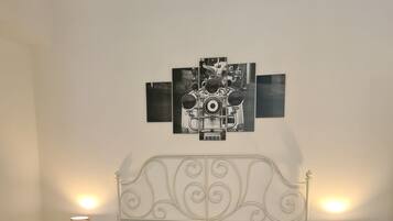 Camera doppia, balcone, vista città | Minibar, una cassaforte in camera, Wi-Fi gratuito, lenzuola