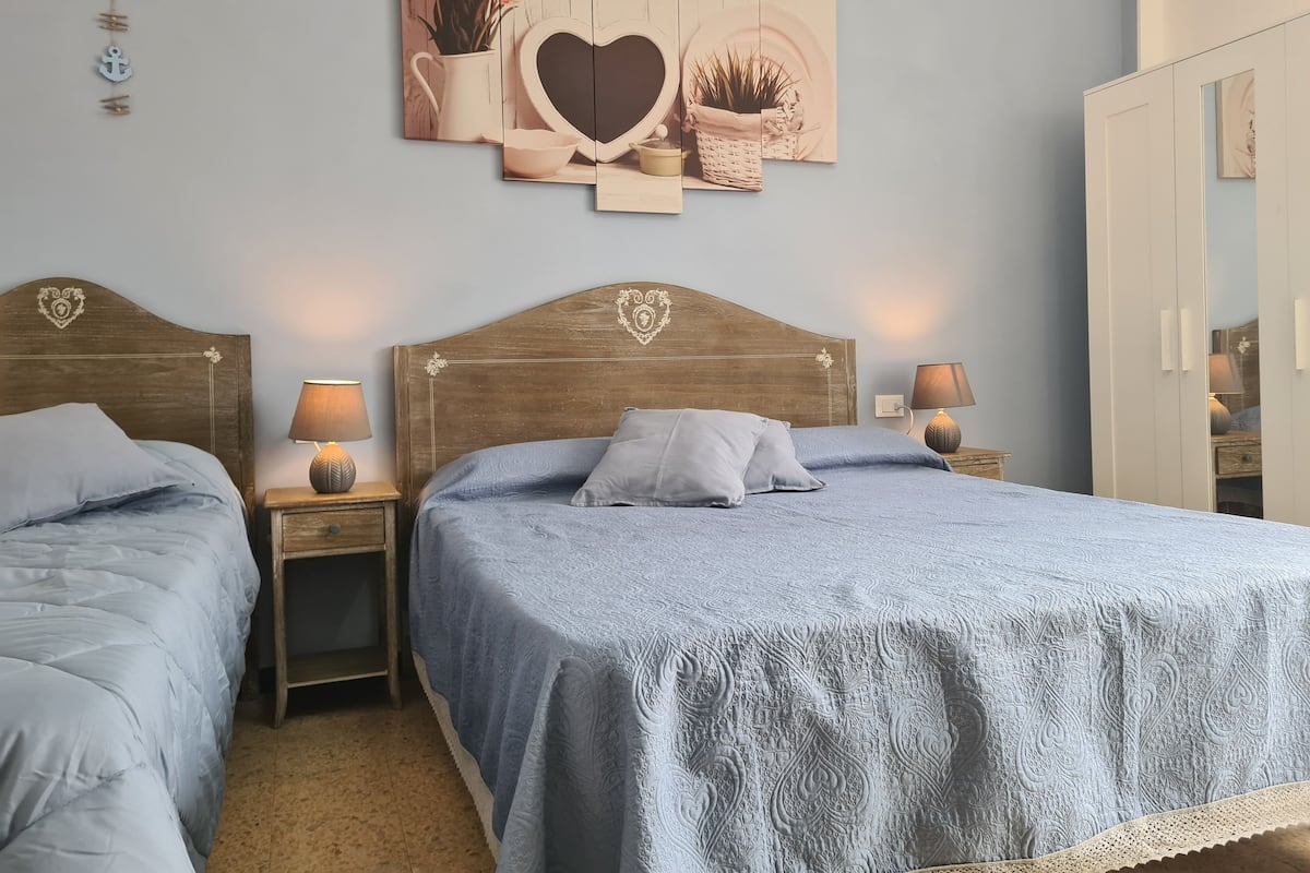 Habitación triple, vista a la ciudad | Minibar, caja de seguridad en la habitación, wifi gratis y ropa de cama