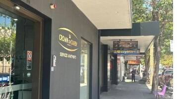 Fachada de una tienda con un letrero que dice "Crown on Darby" y un número de teléfono.