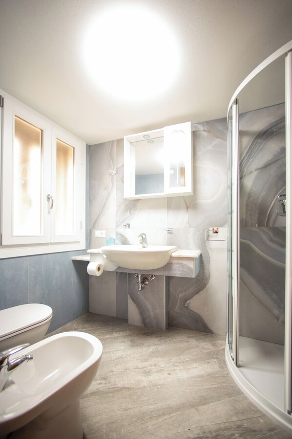 Douche, séchoir à cheveux, bidet, serviettes fournies