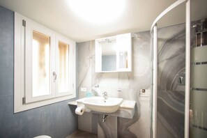 Douche, séchoir à cheveux, bidet, serviettes fournies