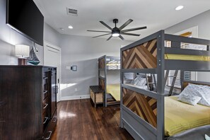 3 habitaciones, tabla de planchar con plancha, wifi y ropa de cama