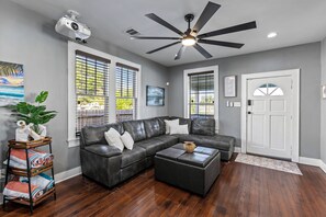 TV - Aqua Shores/Pets Welcome/2 min drive to the beach/Parking/Private Backyard (Galveston)