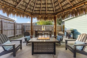 Outdoor dining - Aqua Shores/Pets Welcome/2 min drive to the beach/Parking/Private Backyard (Galveston)