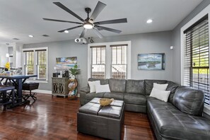 TV - Aqua Shores/Pets Welcome/2 min drive to the beach/Parking/Private Backyard (Galveston)