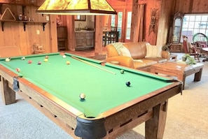 Games room - Charming 4-bedroom Cabin in Peaceful Lake Arrowhead (Lake Arrowhead)