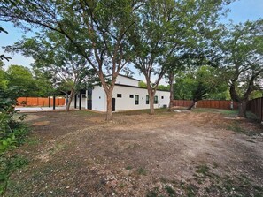 Exterior - Private Luxury Retreat w/ Pool, Jacuzzi, Steam Room – Mins from Downtown Austin (Manchaca)