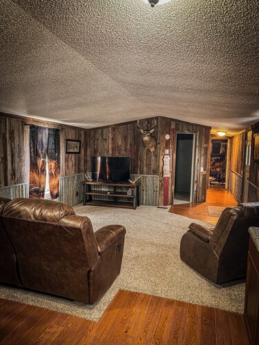 3-bedroom cabin located in Steuben County home of 101 lakes!