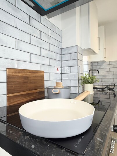 D' Elegant Comfort - Fine Luxury 2Bed Flat + Private Garden /Patio - FreeParking