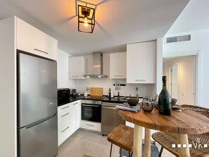 Geladeira, micro-ondas, fogão, lava-louças