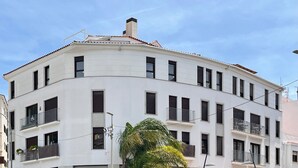 A white multi-story building with balconies and a curved roof. - ETERNA Apartment in Moraira – 100 metres from the beach, 2 bedrooms, air conditioning and Wi-Fi (Moraira)