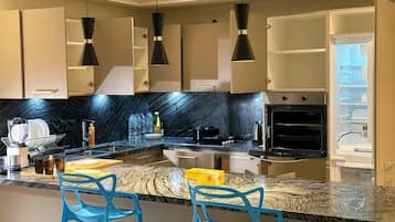 Fridge, oven, stovetop, cookware/dishes/utensils