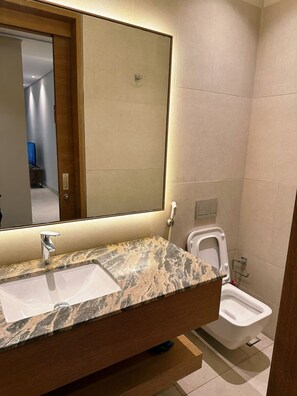 Regadera, secadora de cabello, toallas, jabón 