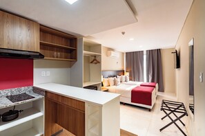 Chambre, 2 lits une place, non-fumeurs | Cuisine privée | Micro-ondes, plaque de cuisson, bouilloire électrique