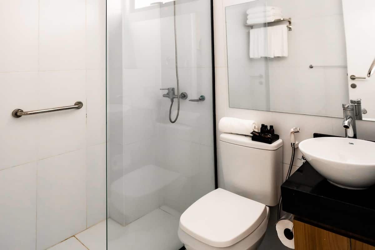 Chambre Supérieure, plusieurs lits, non-fumeurs (Mobility, Roll-in Shower) | Salle de bain