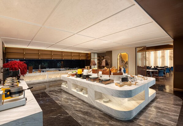 A modern hotel lobby with a marble reception desk, seating area, and a decorative wall with a patterned screen. - Days Hotel By Wyndham Tianshui Qinzhou (Tianshui)