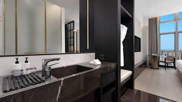 Room, 1 King Bed, Non Smoking, City View | Bathroom