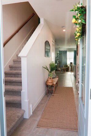 Interior - HOME CLOSE DISNEY, Cozy & Modern 3BR Retreat Near Disney – Ideal for Families! (Davenport)