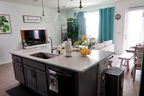 Smart TV - HOME CLOSE DISNEY, Cozy & Modern 3BR Retreat Near Disney – Ideal for Families! (Davenport)
