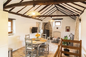 Dining - Cosy gîte with view, jacuzzi & pool - heart of the Cévennes, hiking, relaxation. (Ventalon en Cévennes)