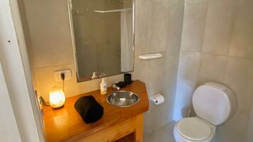 Secador de pelo, toallas, jabón, papel higiénico