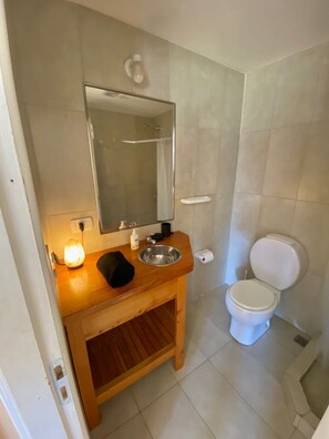 Haartrockner, Handtücher, Seife, Toilettenpapier