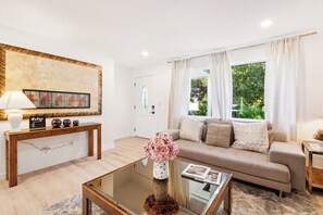 Living area - Perfect 3-bedroom house in Burien (Burien)