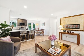 Living area - Perfect 3-bedroom house in Burien (Burien)