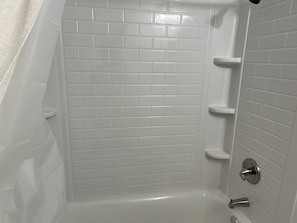 Secador de cabelo, toalhas de banho, sabonete, papel higiênico