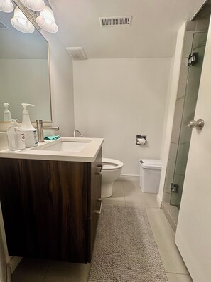 Shower, eco-friendly toiletries, hair dryer, towels - Deluxe Room (West Vancouver)