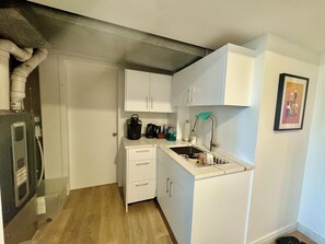 Fridge, microwave, coffee/tea maker, electric kettle - Deluxe Room (West Vancouver)
