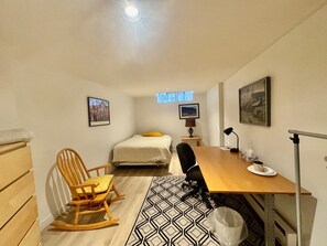 3 bedrooms, desk, iron/ironing board, free WiFi - Deluxe Room (West Vancouver)